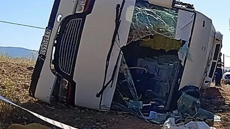 Son Dakika: Öğretmenleri taşıyan servis devrildi: Çok sayıda yaralı var!