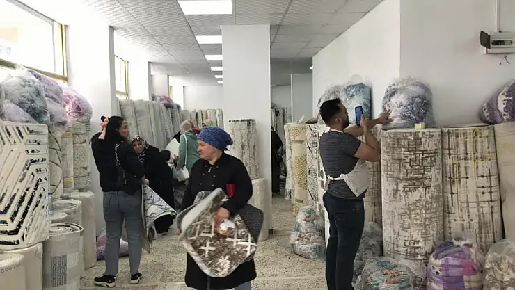 Su basan depoda ıslanan halıları zararına satışa çıkarttı