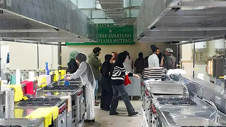 SÜ öğrencileri, depremzedeler için günlük 4 bin adet unlu mamul üretiyor