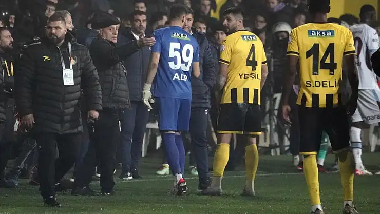 Süper Lig'de maç yarıda kaldı: İstanbulspor Başkanı takımı hakem kararlarından dolayı sahadan çekti