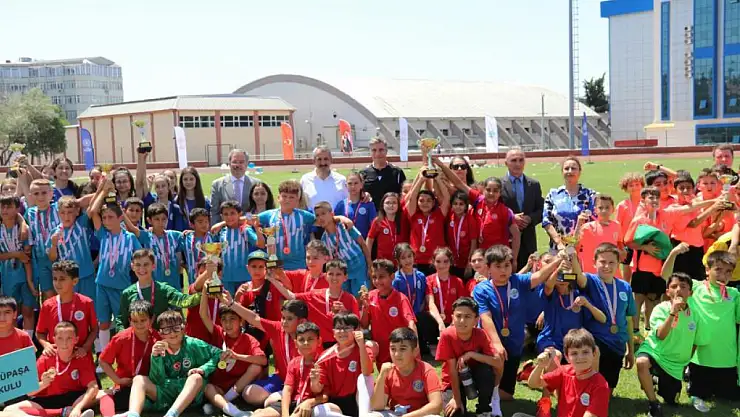 Süper Lig hakemi Yankaya, mahalle ligi şampiyonasında düdük çaldı!