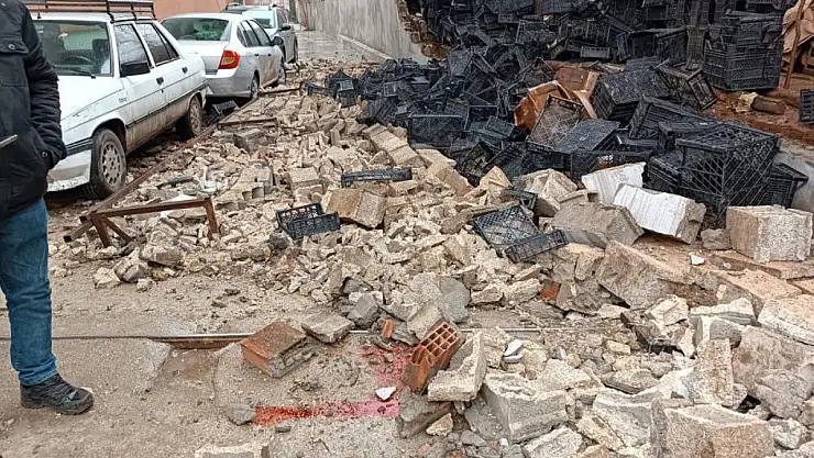 2 çocuk çöken bahçe duvarının altında kaldı