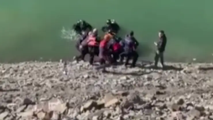 Sürücü kontrolü kaybetti: Araç baraja uçtu! 2 kişi hayatını kaybetti