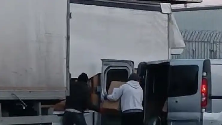 Sürücüsünün içinde uyuduğu aracı soydular