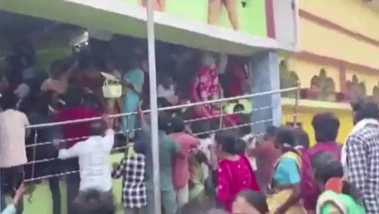 Tapınakta izdiham: 12 kişi hayatını kaybetti