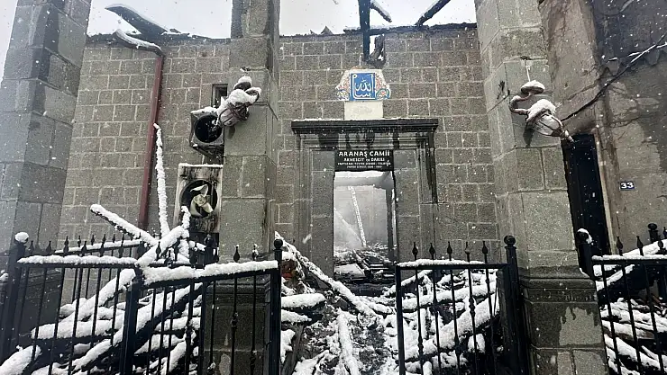 Tarihi camide çıkan yangın hasara neden oldu!