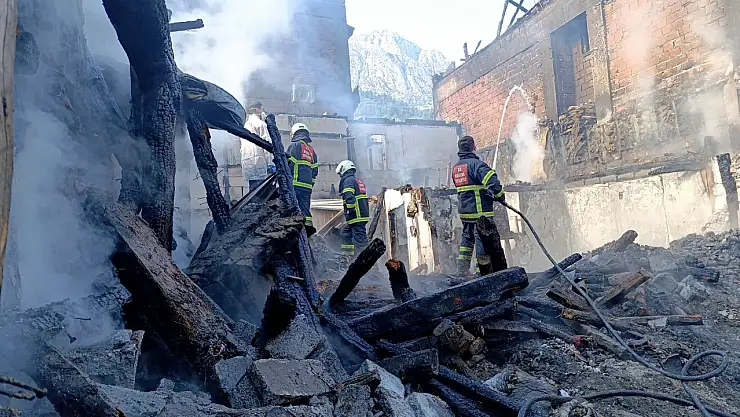 Tarihi konakta çıkan yangın sonucunda bir erkek cesedi bulundu
