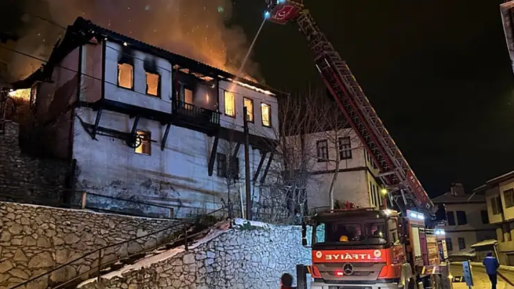 Tarihi konakta yangın çıkan yangın sonrası kullanılamaz halle geldi!