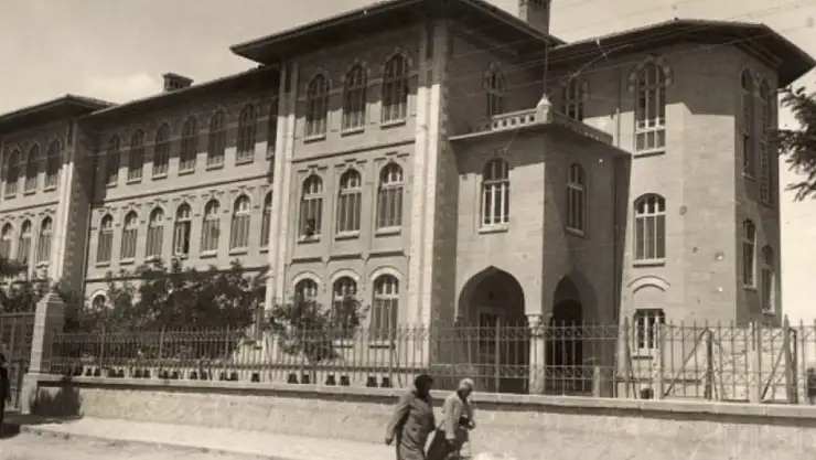 Tarihi Konya Lisesi'nde kimler okudu? Listede Başkan Altay da var!