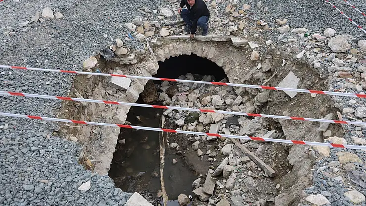 Tarihi sır enkazla birlikte açığa kavuştu: Binaların altından dere çıktı!