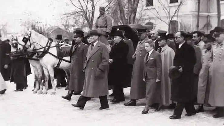 Tarihin Tozlu Sayfalarından Bir Kare: Atatürk Konya Tren İstasyonunda