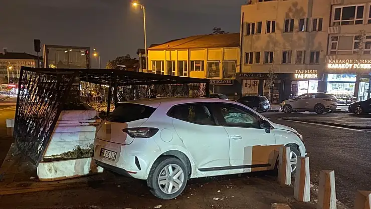 Tarihi türbe kaza sonrası tahrip oldu