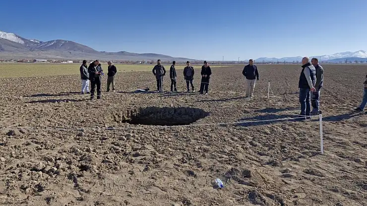Tarlada 10 metre genişliğinde obruk oluştu