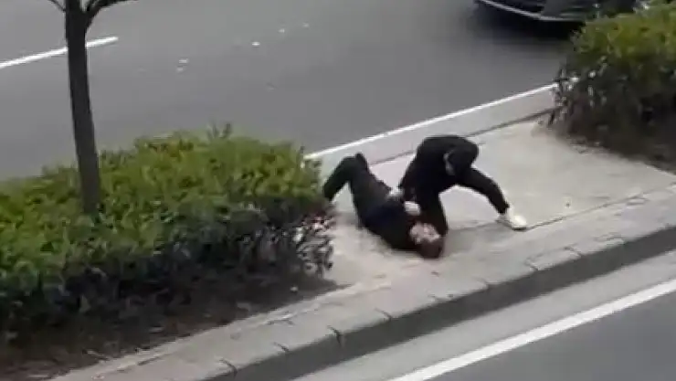 Tartıştığı babasını tek yumrukla bayılttı!