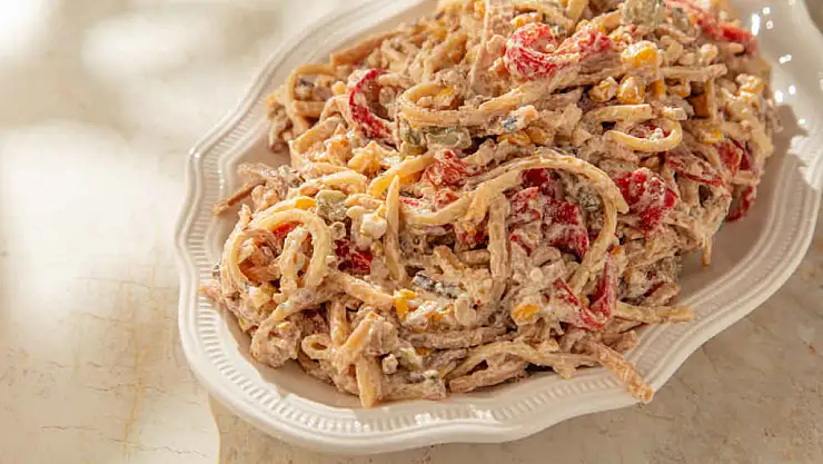 Tavuklu erişte salatası için hangi malzemeler gerekir? Tavuklu erişte salatası nasıl yapılır?