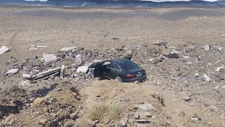 Tekeri patlayınca uçuruma yuvarlandı: 2 yaralı