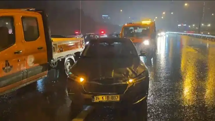 TEM Otoyolu'nda 7 araç birbirine girdi: 2 yaralı!