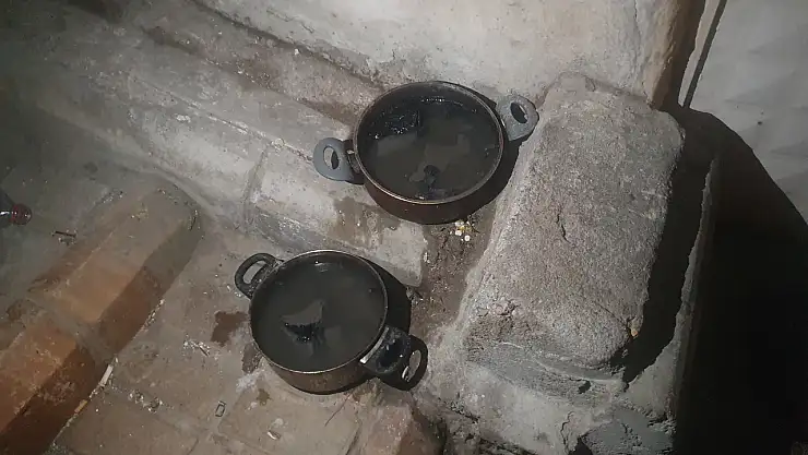 tencerede yaktıkları kömürden zehirlendiler