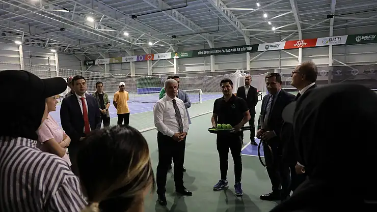 Tenis kortunu ziyaret ettiler