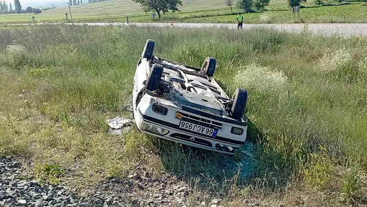 Ters dönen araçtan sağ kurtuldular