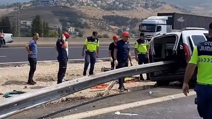 Ticari araç bariyere çarptı 2 kişi hayatını kaybetti