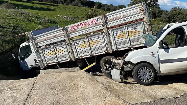 Ticari araçla kamyonet çarpıştı 2'si ağır, 5 yaralı