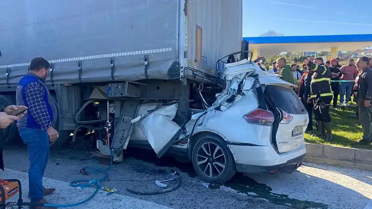 TIR'a arkadan çarptı, sıkışarak can verdi