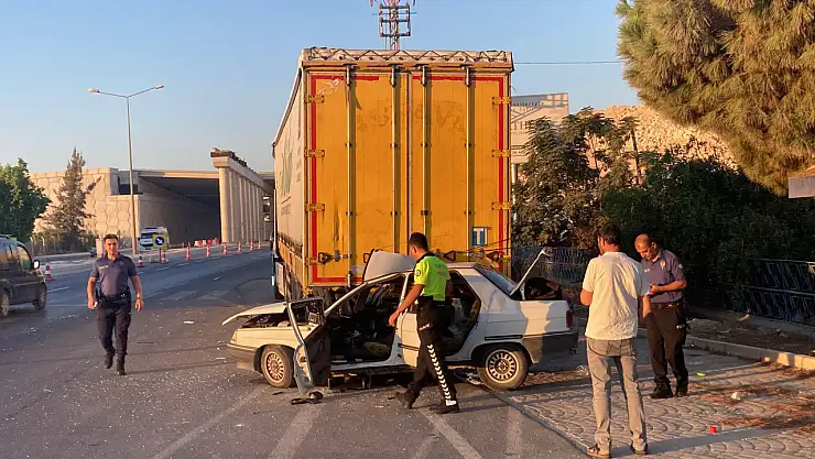 TIR'a çarpan otomobil sürücüsü öldü