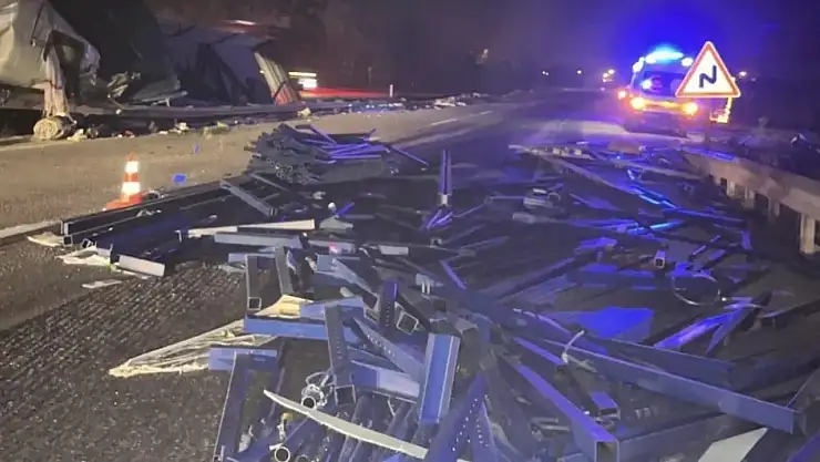 Tır devrildi sürücüsü hayatını kaybetti