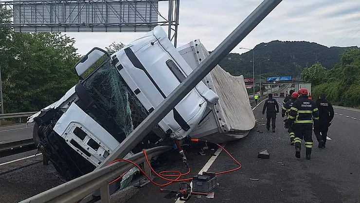 Tır devrildi sürücüsü yaralandı