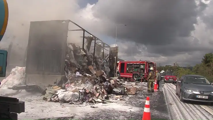 Tır dorsesi alev alev yandı