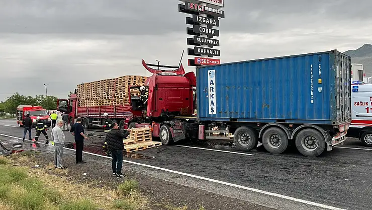 Tır duraklayan tıra arkadan çarptı: 1 yaralı