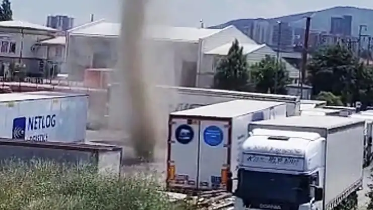 Tır garajında oluşan hortum korkuttu