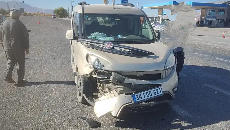 Tır ile hafif ticari araç çarpıştı: 1 yaralı