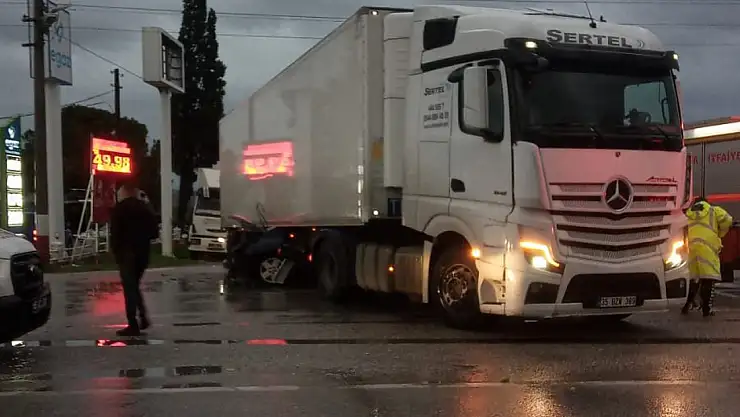 TIR ile otomobil çarpıştı: Karı koca olay yerinde hayatını kaybetti