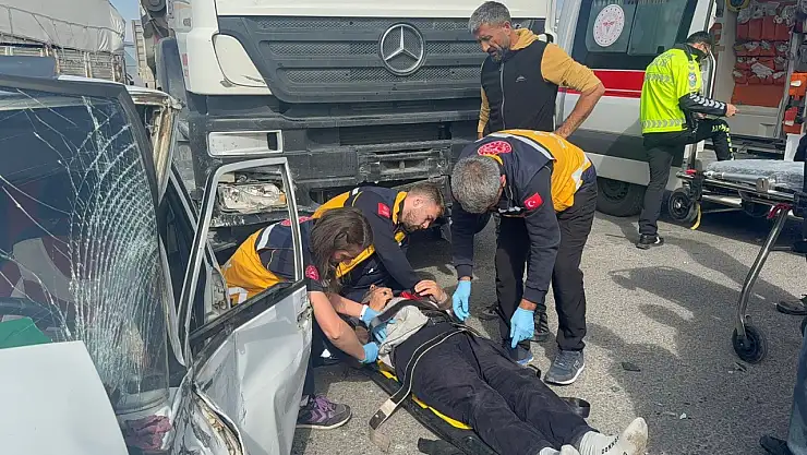 TIR ile otomobil kavşakta çarpıştı! Sürücü demir yığını arasında kaldı