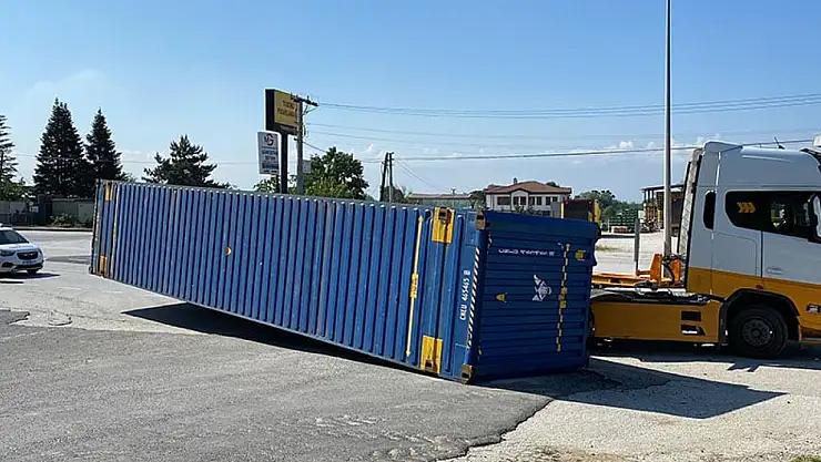 Tır ile servis minibüsü çarpıştı