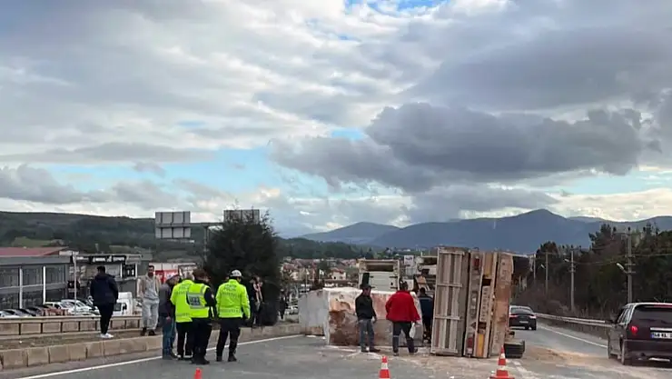 Tır'ın dorsesi karayoluna devrildi