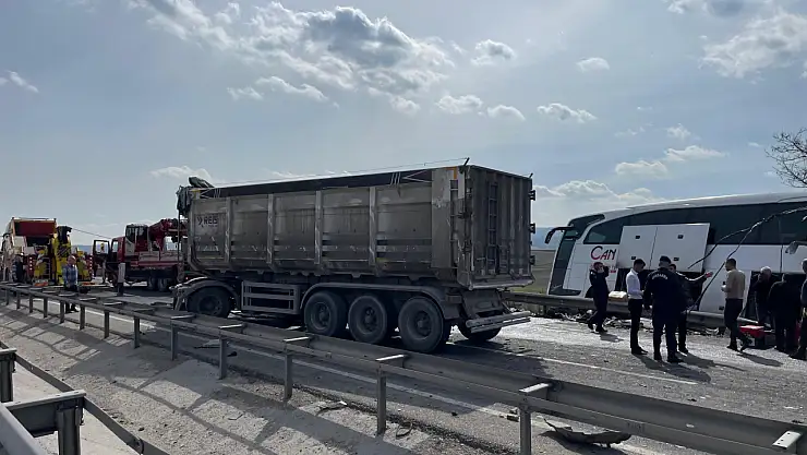 Tır otobüse çarptı: 11 yaralı