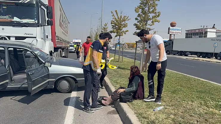 Tır otomobile çarptı: 3 yaralı