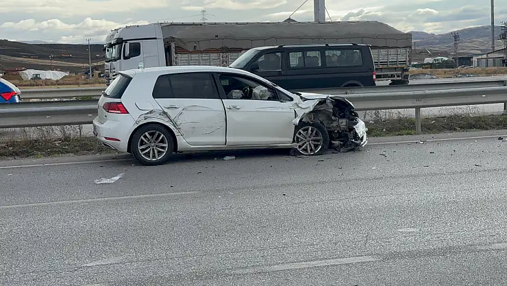 TIR otomobili sıkıştırdı: 1 yaralı