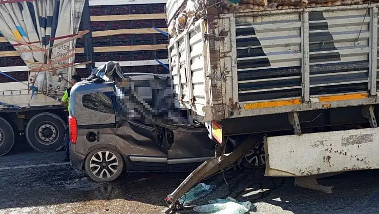 Tır ve araç çarpıştı: Ortalık can pazarına dönüştü!