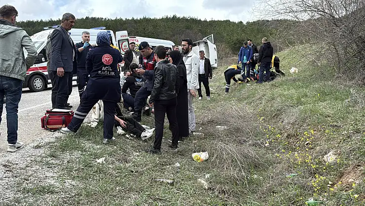 Tır ve yolcu servisi çarpıştı: 6 kişi yaralandı
