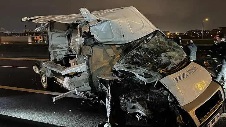 Tıra arkadan çarpan hafif ticari araç ikiye bölündü