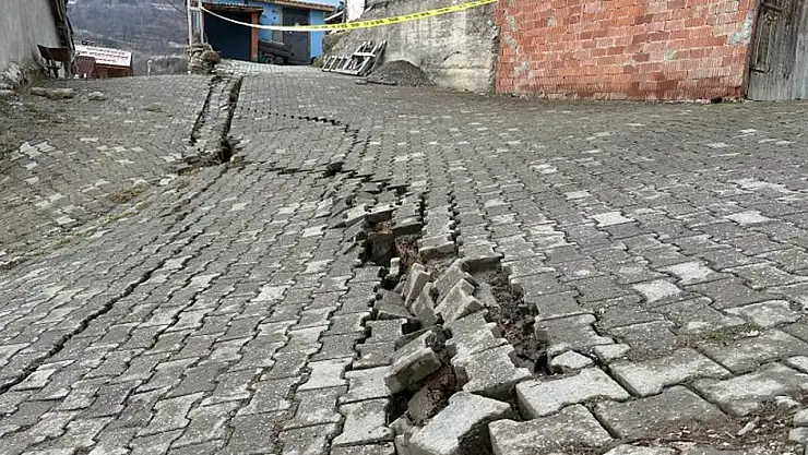 Tokat'ta heyelan 10 haneyi evinden etti