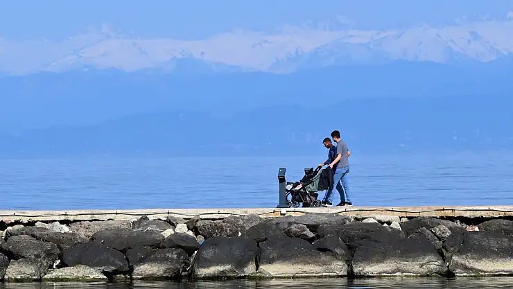 Trabzon'da sıcak havayı fırsat bilenler denize akın etti