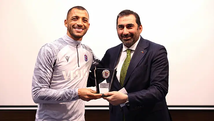 Trabzonspor'dan Vitor Hugo'ya teşekkür plaketi