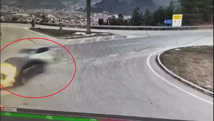 Trafik kazasında bir araç yandı, 2 kişi yaralandı
