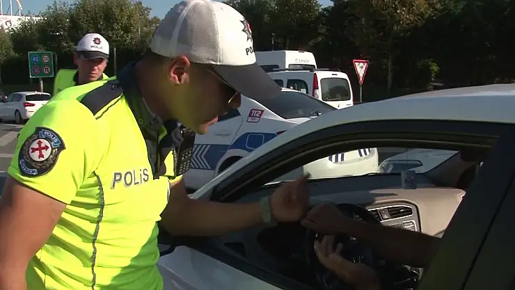 Trafik kuralını ihlal etti, yetmedi aracını muhabirin üzerine sürdü