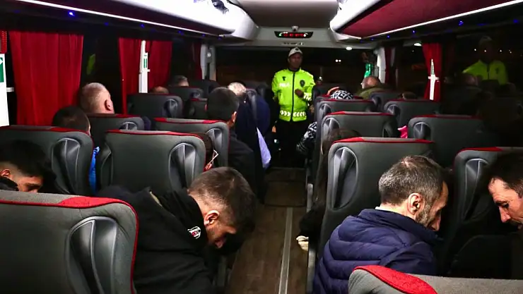 Trafik polisi emniyet kemeri takmayan yolcuları, 'kazalarda vefat edenlerin parçalarını topluyoruz' diye uyardı